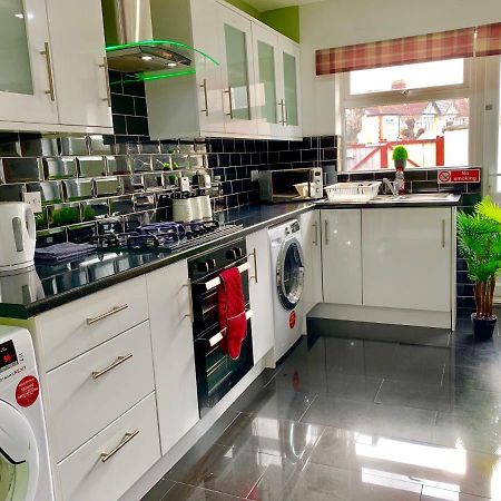 London 2 Bedroom Apartment, Kitchen, Reception And Private Garden Londres Exterior foto