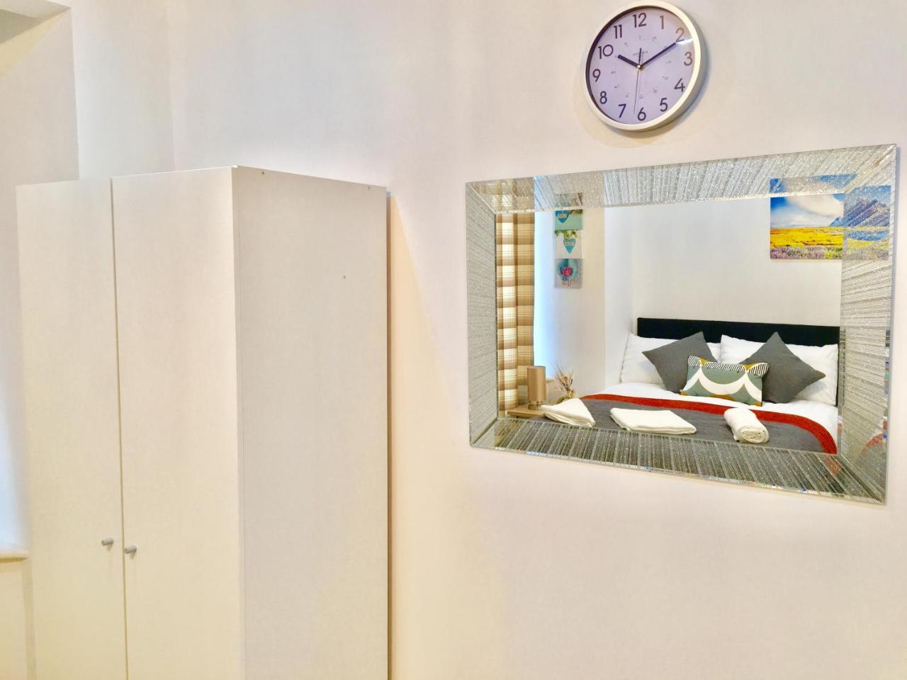 London 2 Bedroom Apartment, Kitchen, Reception And Private Garden Londres Exterior foto
