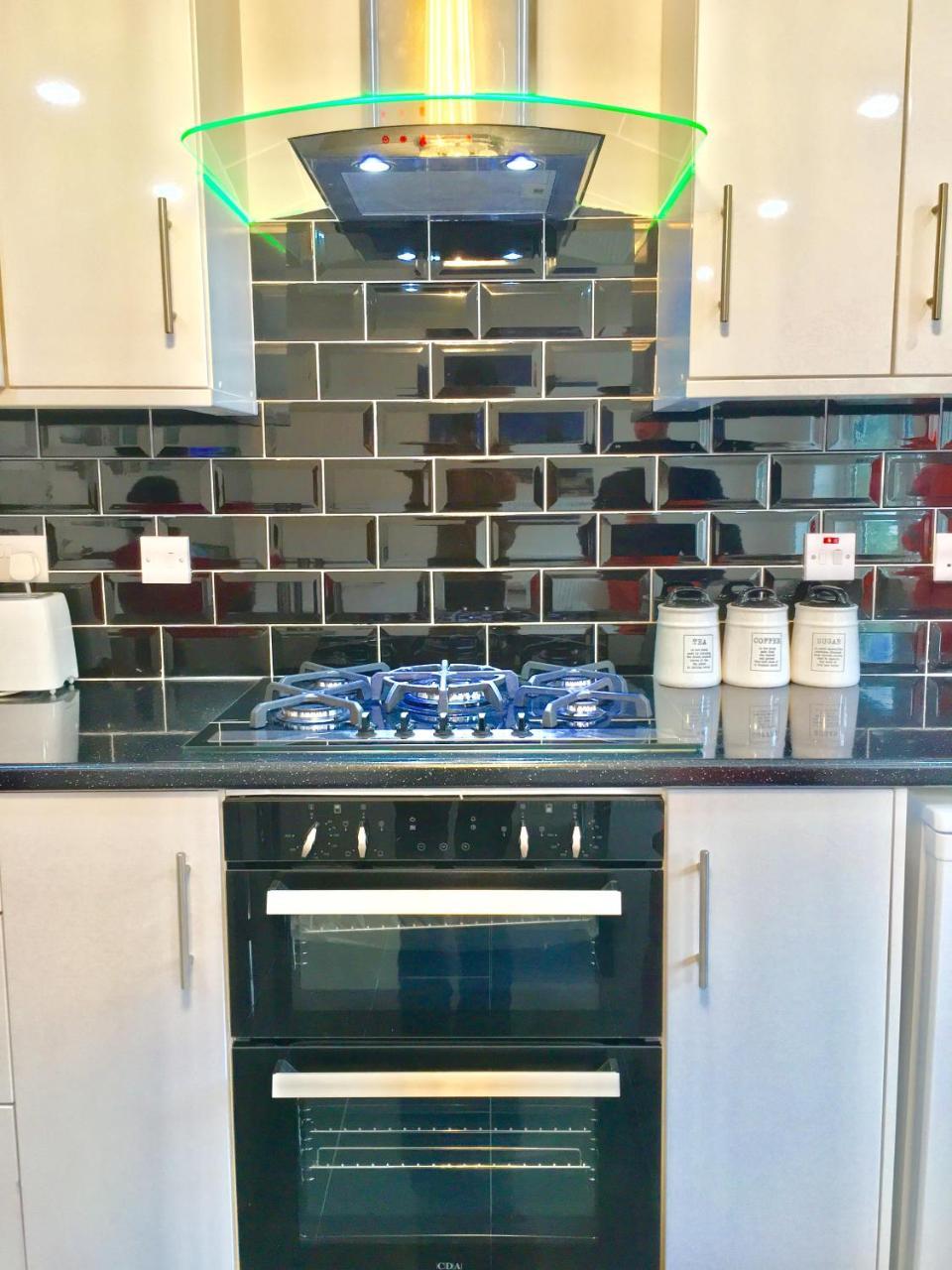 London 2 Bedroom Apartment, Kitchen, Reception And Private Garden Londres Exterior foto
