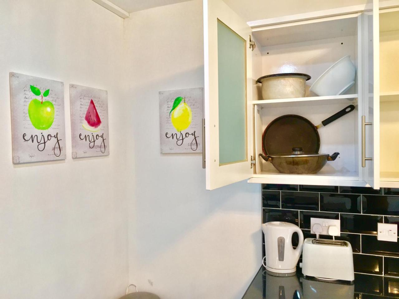 London 2 Bedroom Apartment, Kitchen, Reception And Private Garden Londres Exterior foto