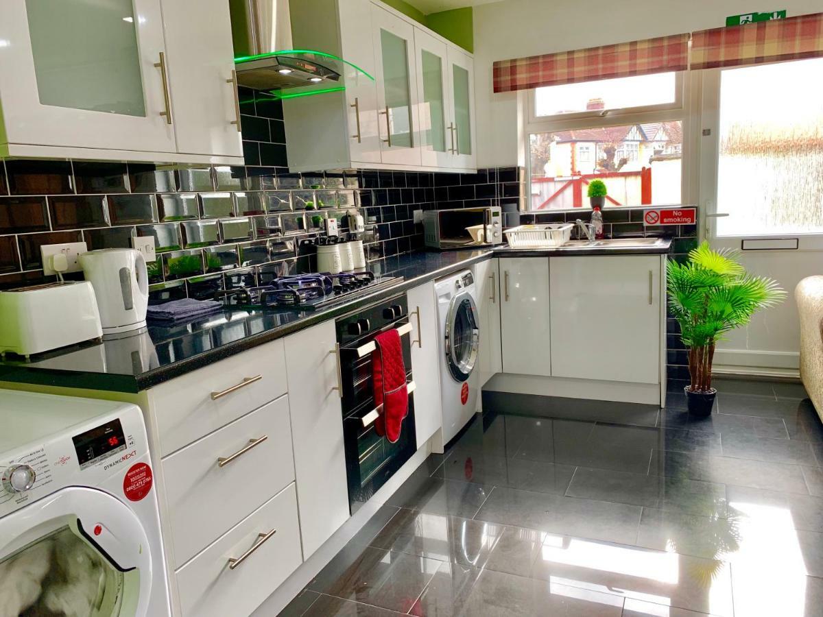 London 2 Bedroom Apartment, Kitchen, Reception And Private Garden Londres Exterior foto