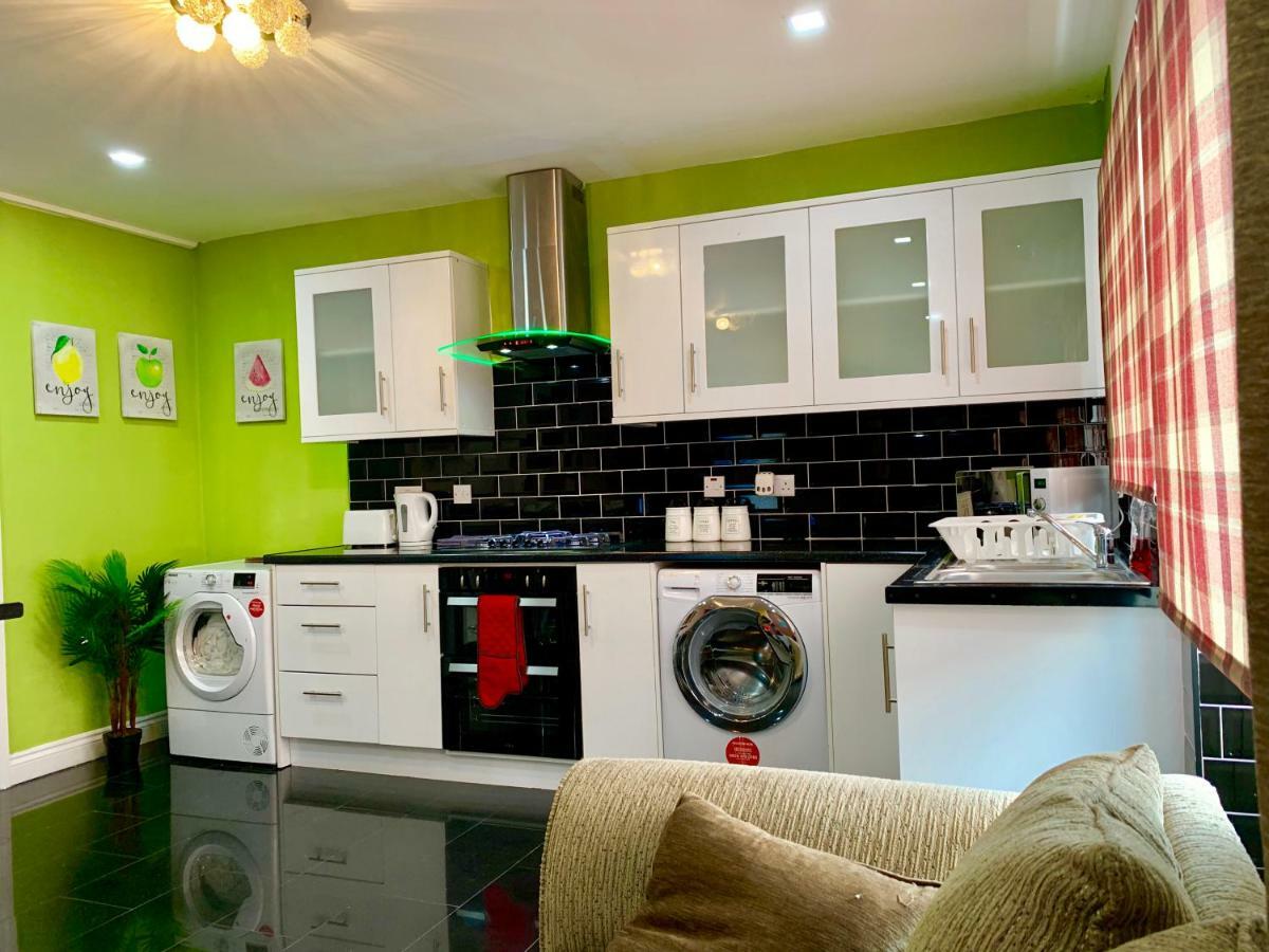 London 2 Bedroom Apartment, Kitchen, Reception And Private Garden Londres Exterior foto