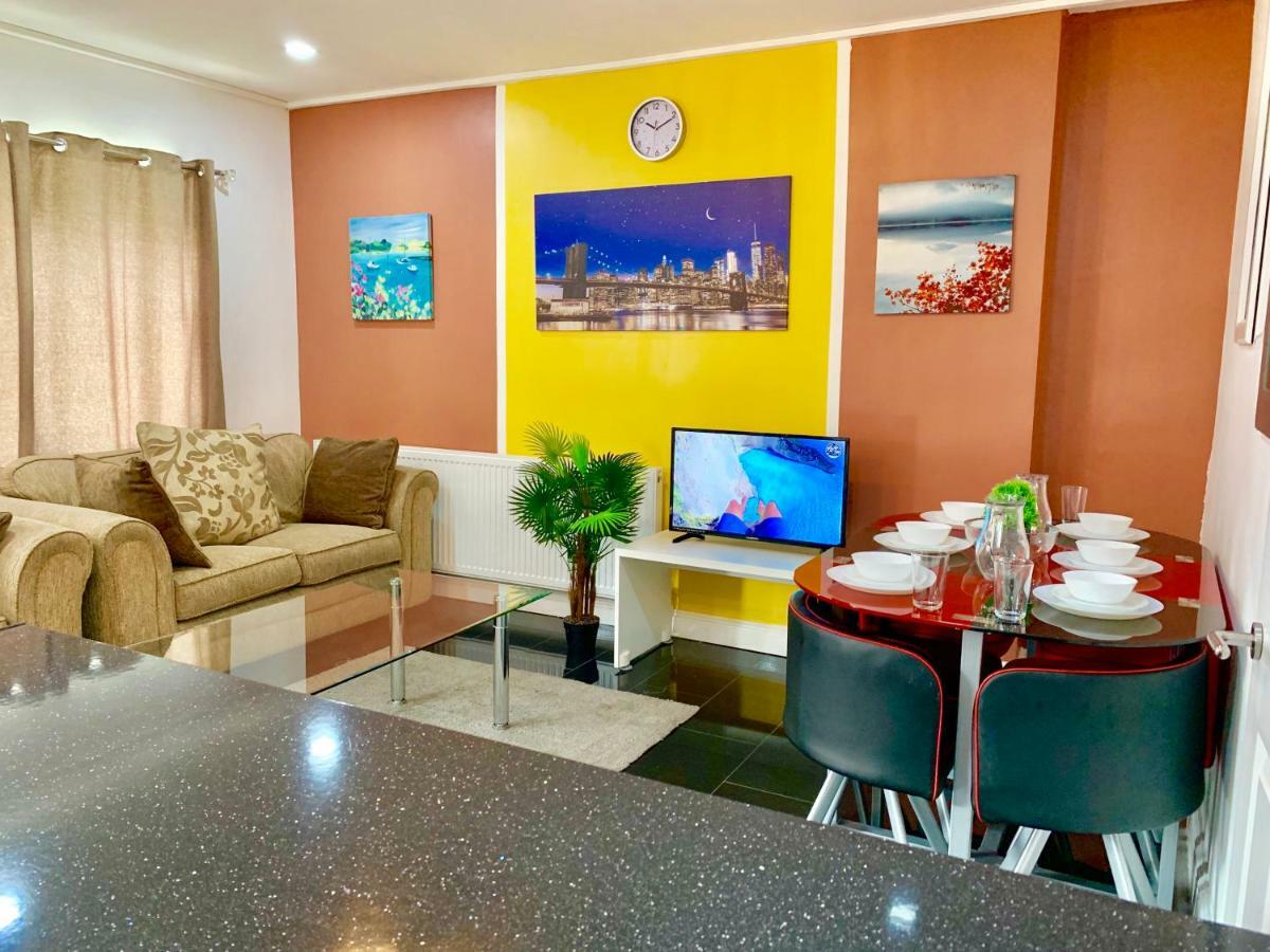 London 2 Bedroom Apartment, Kitchen, Reception And Private Garden Londres Exterior foto